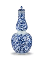 A Chinese blue and white double gourd vase and cover, 19th/20th century