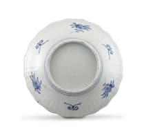 A Chinese 'Imari' two-handled covered bowl, Qing Dynasty, Qianlong period, 1736-1795