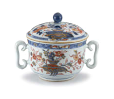 A Chinese 'Imari' two-handled covered bowl, Qing Dynasty, Qianlong period, 1736-1795