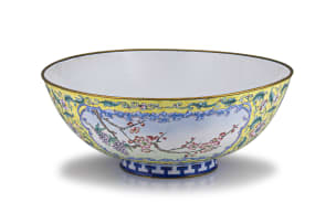 A finely painted Chinese enamel bowl, 19th/20th century