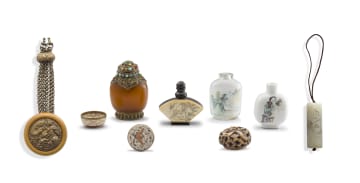 A Chinese porcelain snuff bottle, 20th century