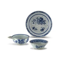 A Chinese Export blue and white strawberry dish, Qing Dynasty, Qianlong period, 1736-1795