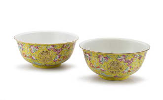 A pair of Chinese famille-jeune bowls, Qing Dynasty, 19th century