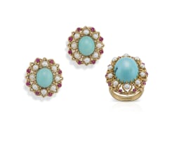 Turquoise, ruby and pearl gold ring and a pair of earrings, en suite
