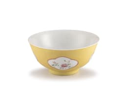 A Chinese 'famille rose' yellow-ground sgraffito medallion bowl, Qing Dynasty, Qianlong period (1736-1795)