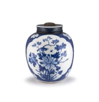 A Chinese blue and white vase and cover, Qing Dynasty, 17th/18th century