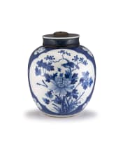 A Chinese blue and white vase and cover, Qing Dynasty, 17th/18th century