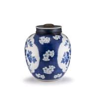 A Chinese blue and white vase and cover, Qing Dynasty, 17th/18th century