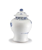 A Chinese blue and white covered vase, Qing Dynasty, 19th century