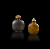 A Chinese carved agate snuff bottle, Qing Dynasty, late 19th/early 20th century