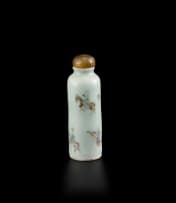 A Chinese painted porcelain snuff bottle, Qing Dynasty, 19th century