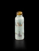 A Chinese painted porcelain snuff bottle, Qing Dynasty, 19th century