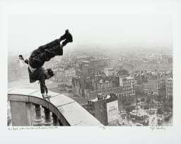 Jürgen Schadeberg; Hans Prignitz makes a handstand on the Hamburg Michel 1948