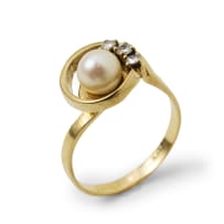 Pearl and diamond ring
