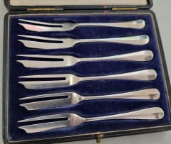 A set of six George V silver cake forks, Walker & Hall, Sheffield, 1924