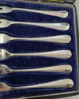 A set of six George V silver cake forks, Walker & Hall, Sheffield, 1924