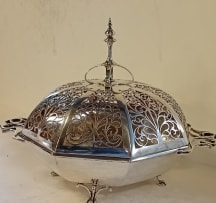 An Edward VII silver covered bowl, Roberts & Belk Ltd, Sheffield 1907