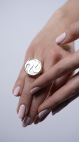 Mother-of-pearl spinning ring