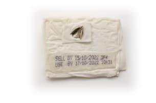 Chris de Beer 'Vervaldatum #1 (sell by 15/10/2022)' brooch