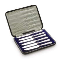 A set of George V cased silver knives, James Deakin & Sons, Sheffield, 1911