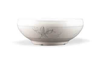 Esias Bosch; White bowl with blue flower motif