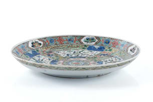 A Chinese famille verte porcelain saucer dish, Kangxi period, 1662-1722