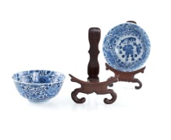 A pair of Chinese blue and white porcelain rice bowls on rosewood stands, Kangxi period, 1662-1722