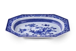 A Chinese blue and white porcelain tureen stand, Qianlong period, 1736-1795