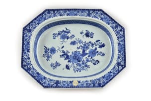 A Chinese blue and white porcelain tureen stand, Qianlong period, 1736-1795