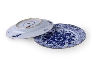 A pair of Chinese blue and white porcelain plates, Kangxi period, 1662-1722