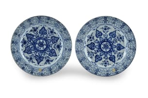 A pair of Chinese blue and white porcelain plates, Kangxi period, 1662-1722