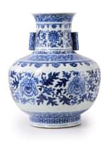 Chinese blue and white porcelain vase, Qianlong dynasty, late 18th or early 19th century