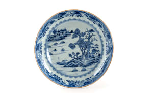 A Chinese blue and white circular dish, Qianlong period, 18th century