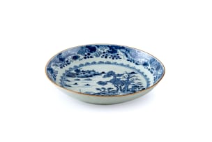 A Chinese blue and white circular dish, Qianlong period, 18th century