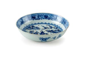 A Chinese blue and white pierced dish, Qianlong period, 1735-1796