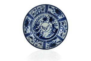 A small Arita dish with the monogram of the VOC, Edo period, late 17th century