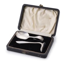 A George V cased silver baby pusher and spoon, Arthur Price & Co Ltd, Birmingham, 1932