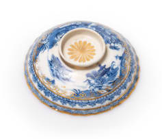 Late Qianlong porcelain bowl with lid