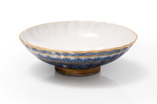 Late Qianlong porcelain bowl with lid