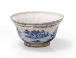 Late Qianlong porcelain bowl with lid