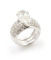 Pear-cut diamond ring