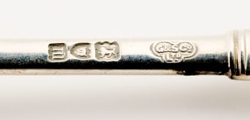 A set of four Edward VII Albany pattern silver teaspoons, Goldsmiths & Silversmiths Co Ltd, London, 1907